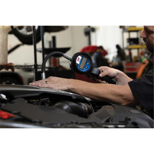 D&eacute;bitm&egrave;tre &eacute;lectronique de lubrifiant avec rallonge flexible &agrave; 90° GTA Hardware Inc