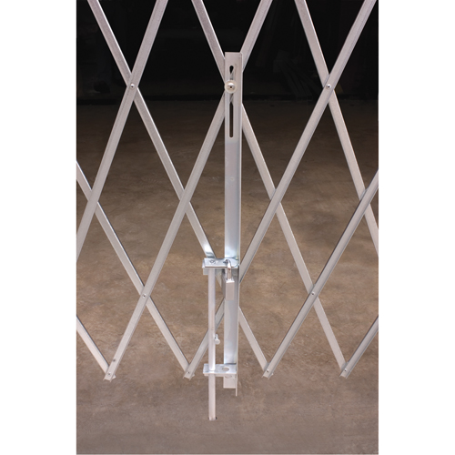 Barri&egrave;res de s&eacute;curit&eacute; galvanis&eacute;es repliables, Repliable simple fixe, 5' lo x 7' h d&eacute;ploy&eacute; GTA Hardware Inc