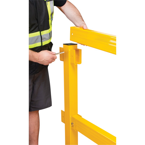 Poteau de coin pour garde-corps l&eacute;gers, Acier, 42" h, Jaune s&eacute;curit&eacute; OSHA GTA Hardware Inc