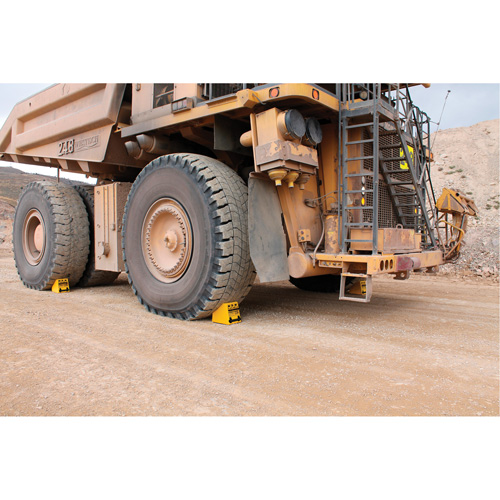 Cale de roue ultra-robuste pour l'exploitation mini&egrave;re Checkers Safety, PEHD, Jaune, 14-1/2" la x 17-1/2" p x 16" h GTA Hardware Inc