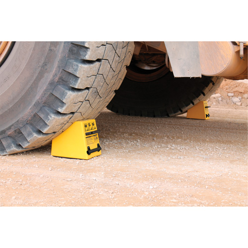 Cale de roue ultra-robuste pour l'exploitation mini&egrave;re Checkers Safety, PEHD, Jaune, 14-1/2" la x 17-1/2" p x 16" h GTA Hardware Inc