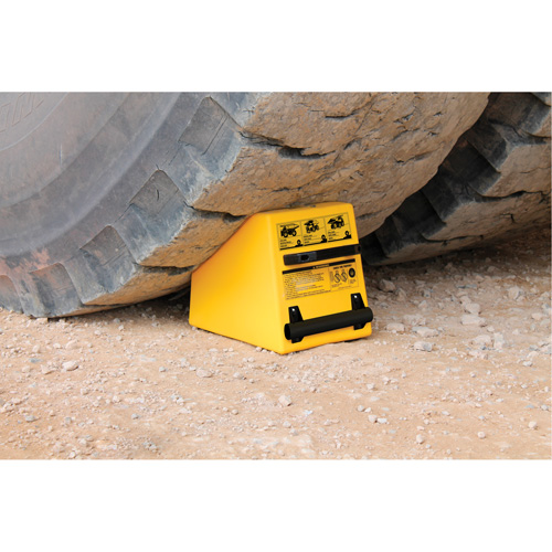 Cale de roue ultra-robuste pour l'exploitation mini&egrave;re Checkers Safety, PEHD, Jaune, 14-1/2" la x 17-1/2" p x 16" h GTA Hardware Inc