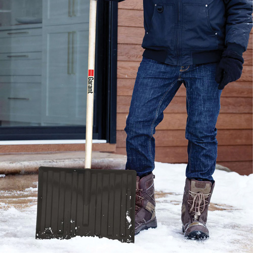 Nordic Snow Shovel, Polypropylene Blade, 17-3/4" Wide, D-Grip Handle GTA Hardware Inc