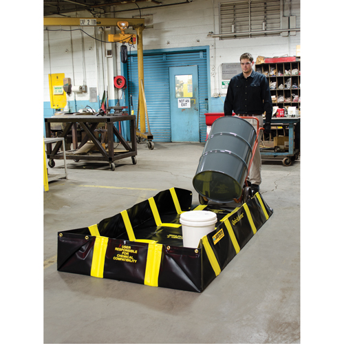 QuickBerm&reg; Containment Berm with Inside Wall Supports, 235 US gal. Capacity, 4' W x 8' L x 12" H, Snap-Up Bracket GTA Hardware Inc