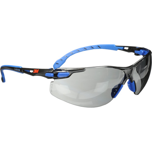 Lunettes de s&eacute;curit&eacute; Solus avec lentilles Scotchgard, Lentille Grise/fum&eacute;e, Antibu&eacute;e, R&eacute;pond ou surpasse la norme CSA Z94.3 GTA Hardware Inc