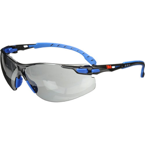 Lunettes de s&eacute;curit&eacute; Solus avec lentilles Scotchgard, Lentille Grise/fum&eacute;e, Antibu&eacute;e, R&eacute;pond ou surpasse la norme CSA Z94.3 GTA Hardware Inc