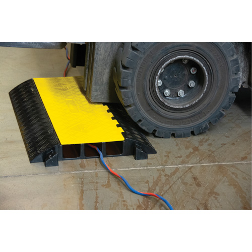 Protecteur de c&acirc;bles en polyur&eacute;thane, 3 canaux, 35,43" lo x 19,69" la x 3" h GTA Hardware Inc