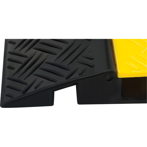 Protecteur de c&acirc;bles en polyur&eacute;thane, 3 canaux, 35,43" lo x 19,69" la x 3" h GTA Hardware Inc