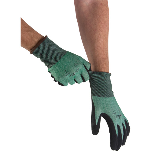 Gants l&eacute;gers et haute dext&eacute;rit&eacute; r&eacute;sistants &agrave; la coupe, Taille 9, Calibre 21, Rev&ecirc;tement Mousse de nitrile, Enveloppe en Acier inoxydable/PEHP, ASTM ANSI niveau A3 GTA Hardware Inc