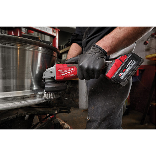 Meuleuse &agrave; frein &agrave; vitesse variable avec interrupteur &agrave; glissi&egrave;re verrouillable M18 Fuel, 18 V, Mandrin 5"/4-1/2", Lithium-ion GTA Hardware Inc