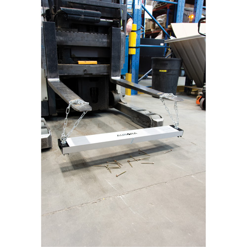 Balais de cour magn&eacute;tique, 36" la GTA Hardware Inc
