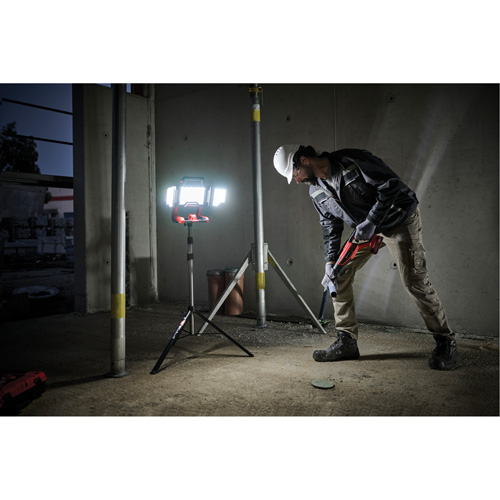 Lampe de travail &agrave; DEL professionnelle &agrave; panneaux pliants lumens sans fil 18V sur tr&eacute;pied, DEL, 3600 lumens GTA Hardware Inc