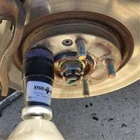 Outil de nettoyage pour moyeux, goujons et roues &agrave; entraînement par chocs STUD KLEEN GTA Hardware Inc