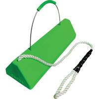 Cale de roue pour avion Checkers Safety SafeRay avec poign&eacute;e &agrave; c&acirc;ble avec cordage en boucle, Ur&eacute;thane, Vert fluorescent, 24" la x 8" p x 6" h GTA Hardware Inc