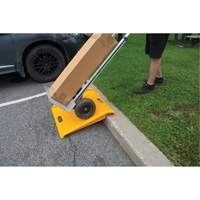 Rampe de trottoir portable en poly pour diable, Capacit&eacute; de 1000 lb, 27" la x 27" lo GTA Hardware Inc