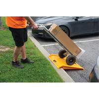 Rampe de trottoir portable en poly pour diable, Capacit&eacute; de 1000 lb, 27" la x 27" lo GTA Hardware Inc