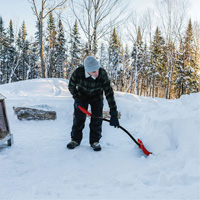 Pelle &agrave; neige Yukon, Lame Polypropyl&egrave;ne, Largueur 18", Manche Prise en D ergonomique GTA Hardware Inc