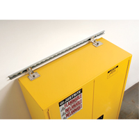 Attache de retenue contre les s&eacute;ismes pour armoire Sure-Grip Ex pour produits inflammables GTA Hardware Inc