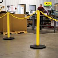 Ensemble de montants industriels avec chaîne en plastique, Hauteur de 37", Rouge GTA Hardware Inc