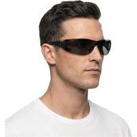 Lunettes de s&eacute;curit&eacute; Adapt Lite, Lentille Fum&eacute;e, Antibu&eacute;e/Anti-&eacute;gratignures, ANSI Z87+/R&eacute;pond ou surpasse la norme CSA Z94.3 GTA Hardware Inc
