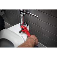Cl&eacute; &agrave; tuyau hexagonale coud&eacute;e en acier, Cap des m&acirc;choires 2-5/8", Longueur 10-1/2", Fini Rev&ecirc;tement en poudre, Prise Ergonomique GTA Hardware Inc